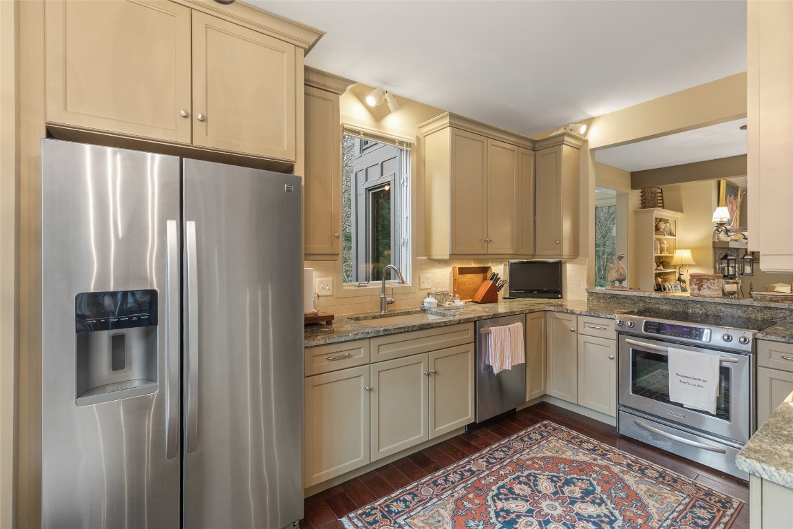 Highlands, North Carolina 28741, United States, 2 Bedrooms Bedrooms, ,2 BathroomsBathrooms,Residential,Pending,247723