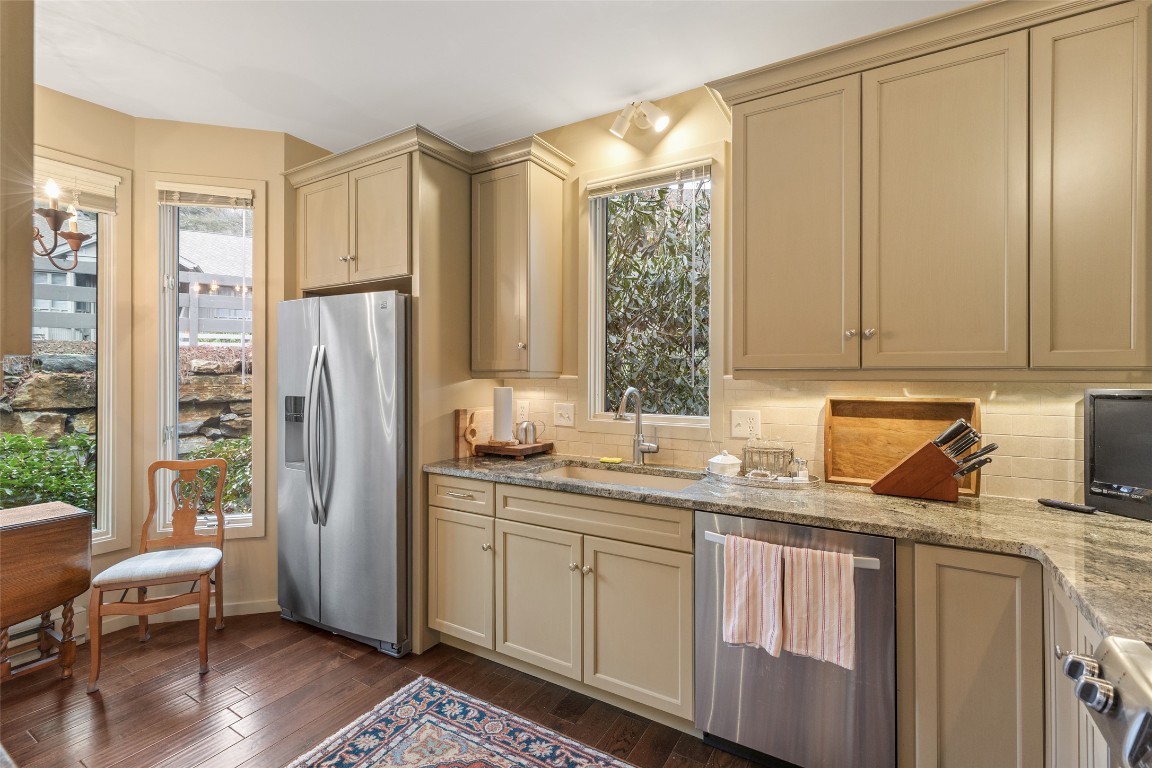 Highlands, North Carolina 28741, United States, 2 Bedrooms Bedrooms, ,2 BathroomsBathrooms,Residential,Pending,247723