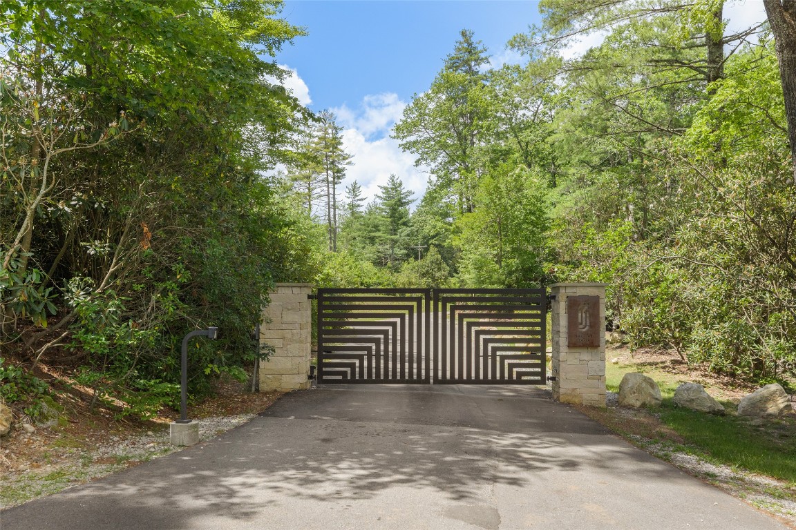 Cashiers, North Carolina 28717, United States, 4 Bedrooms Bedrooms, ,5 BathroomsBathrooms,Residential,Active,36537