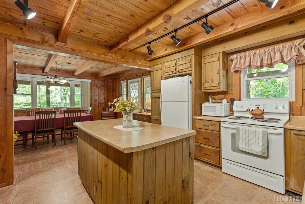 Highlands, North Carolina 28741, United States, 3 Bedrooms Bedrooms, ,3 BathroomsBathrooms,Residential,Active,81831