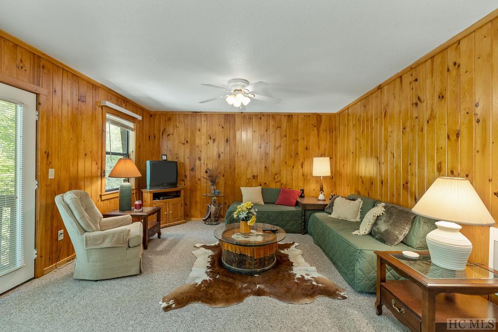 Highlands, North Carolina 28741, United States, 3 Bedrooms Bedrooms, ,3 BathroomsBathrooms,Residential,Active,81831