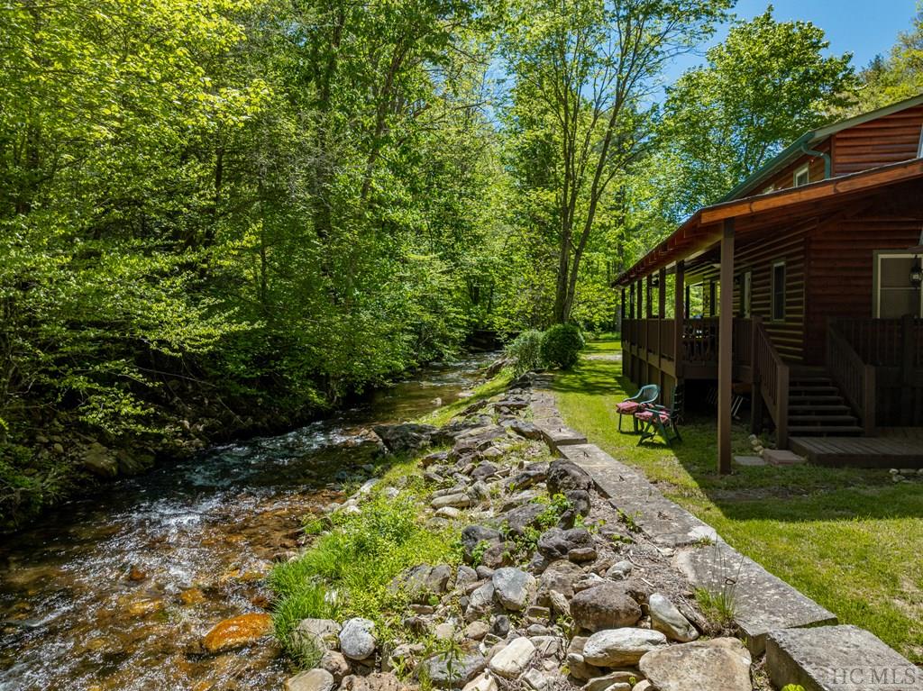 Highlands, North Carolina 28741, United States, 3 Bedrooms Bedrooms, ,3 BathroomsBathrooms,Residential,Active,81831