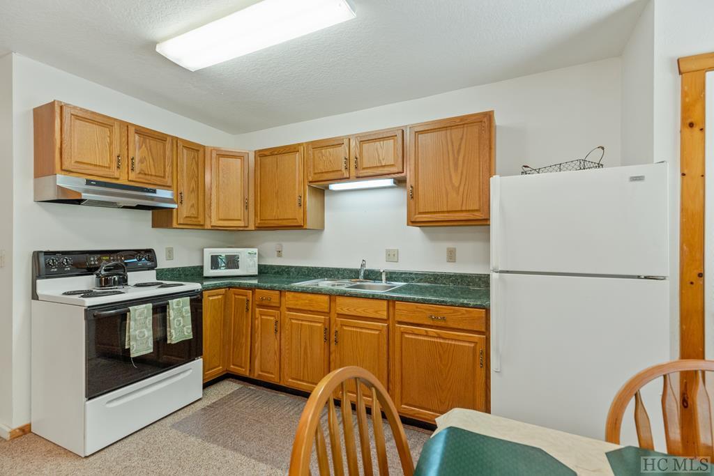 Highlands, North Carolina 28741, United States, 3 Bedrooms Bedrooms, ,3 BathroomsBathrooms,Residential,Active,81831