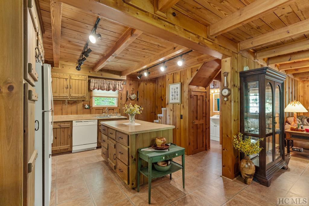 Highlands, North Carolina 28741, United States, 3 Bedrooms Bedrooms, ,3 BathroomsBathrooms,Residential,Active,81831