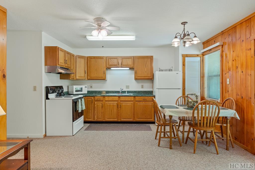 Highlands, North Carolina 28741, United States, 3 Bedrooms Bedrooms, ,3 BathroomsBathrooms,Residential,Active,81831