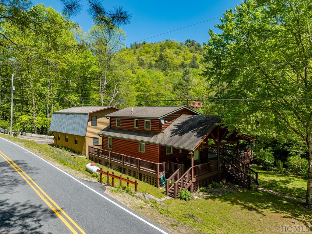 Highlands, North Carolina 28741, United States, 3 Bedrooms Bedrooms, ,3 BathroomsBathrooms,Residential,Active,81831