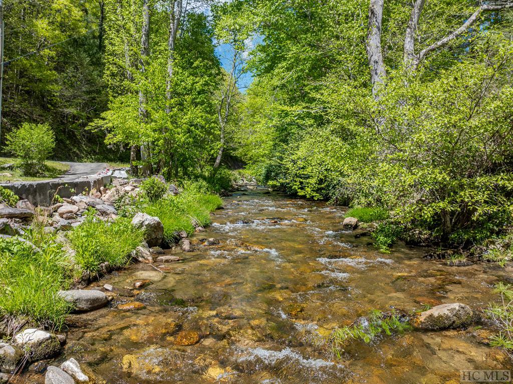 Highlands, North Carolina 28741, United States, 3 Bedrooms Bedrooms, ,3 BathroomsBathrooms,Residential,Active,81831