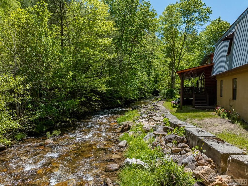 Highlands, North Carolina 28741, United States, 3 Bedrooms Bedrooms, ,3 BathroomsBathrooms,Residential,Active,81831