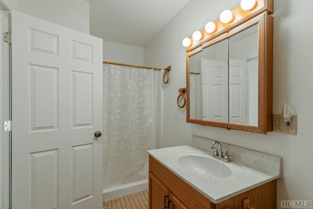 Highlands, North Carolina 28741, United States, 3 Bedrooms Bedrooms, ,3 BathroomsBathrooms,Residential,Active,81831