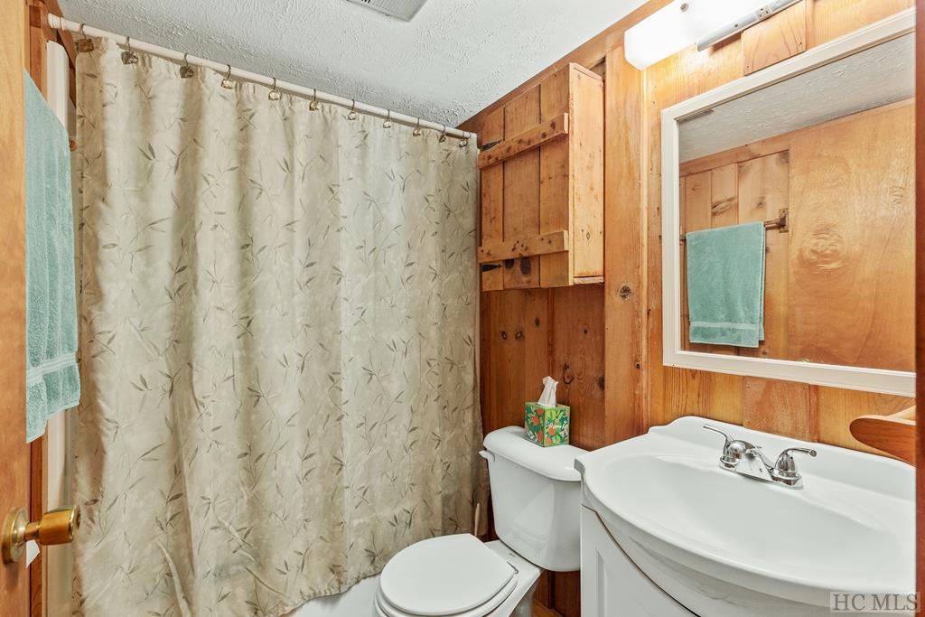 Highlands, North Carolina 28741, United States, 3 Bedrooms Bedrooms, ,3 BathroomsBathrooms,Residential,Active,81831