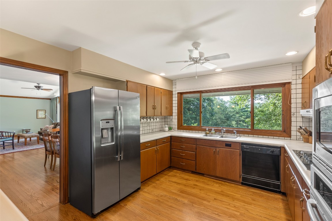 Highlands, North Carolina 28741, United States, 4 Bedrooms Bedrooms, ,3 BathroomsBathrooms,Residential,Active,216666