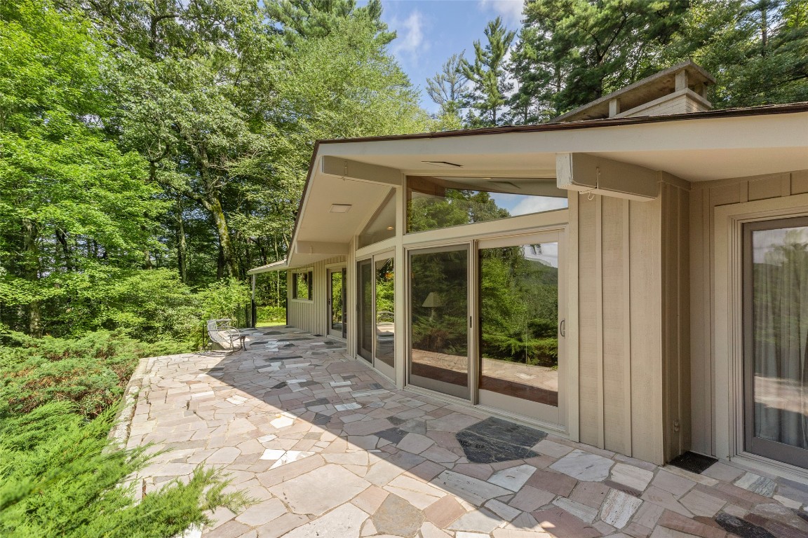 Highlands, North Carolina 28741, United States, 4 Bedrooms Bedrooms, ,3 BathroomsBathrooms,Residential,Active,216666