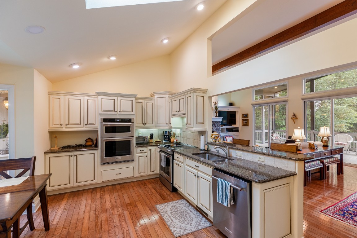 Highlands, North Carolina 28741, United States, 3 Bedrooms Bedrooms, ,3 BathroomsBathrooms,Residential,Pending,200037