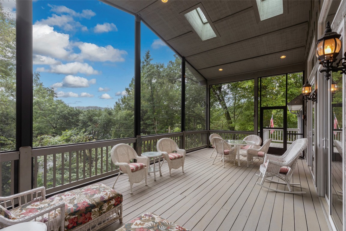 Highlands, North Carolina 28741, United States, 3 Bedrooms Bedrooms, ,3 BathroomsBathrooms,Residential,Pending,200037