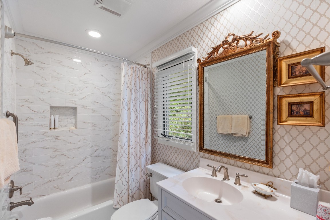 Highlands, North Carolina 28741, United States, 3 Bedrooms Bedrooms, ,3 BathroomsBathrooms,Residential,Pending,200037