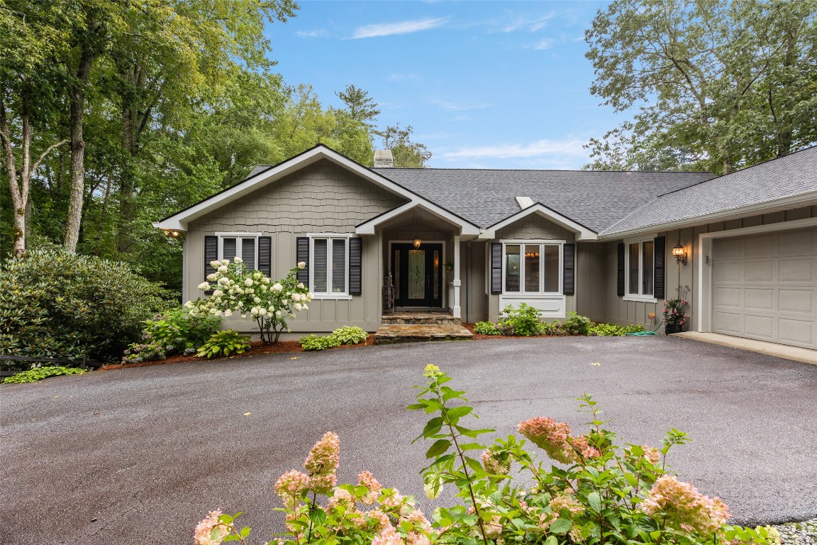 Highlands, North Carolina 28741, United States, 3 Bedrooms Bedrooms, ,3 BathroomsBathrooms,Residential,Pending,200037