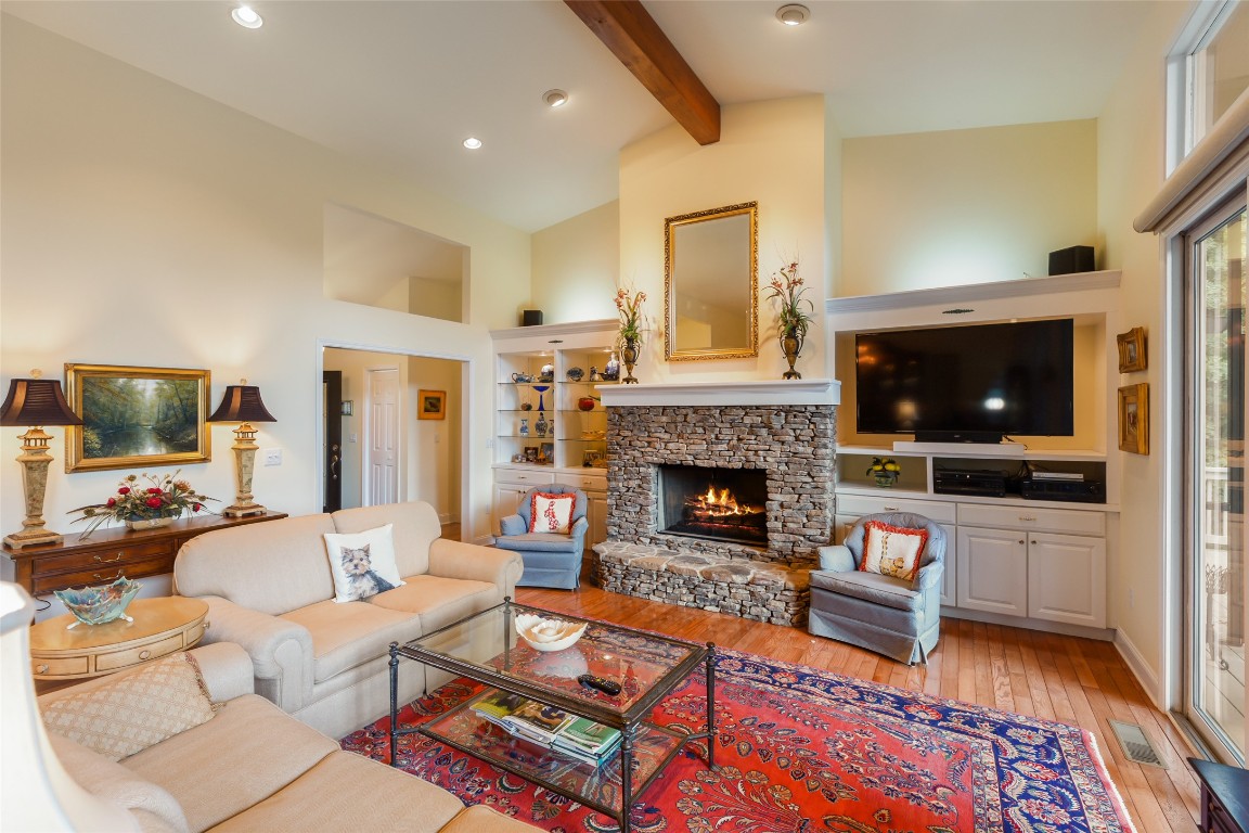 Highlands, North Carolina 28741, United States, 3 Bedrooms Bedrooms, ,3 BathroomsBathrooms,Residential,Pending,200037