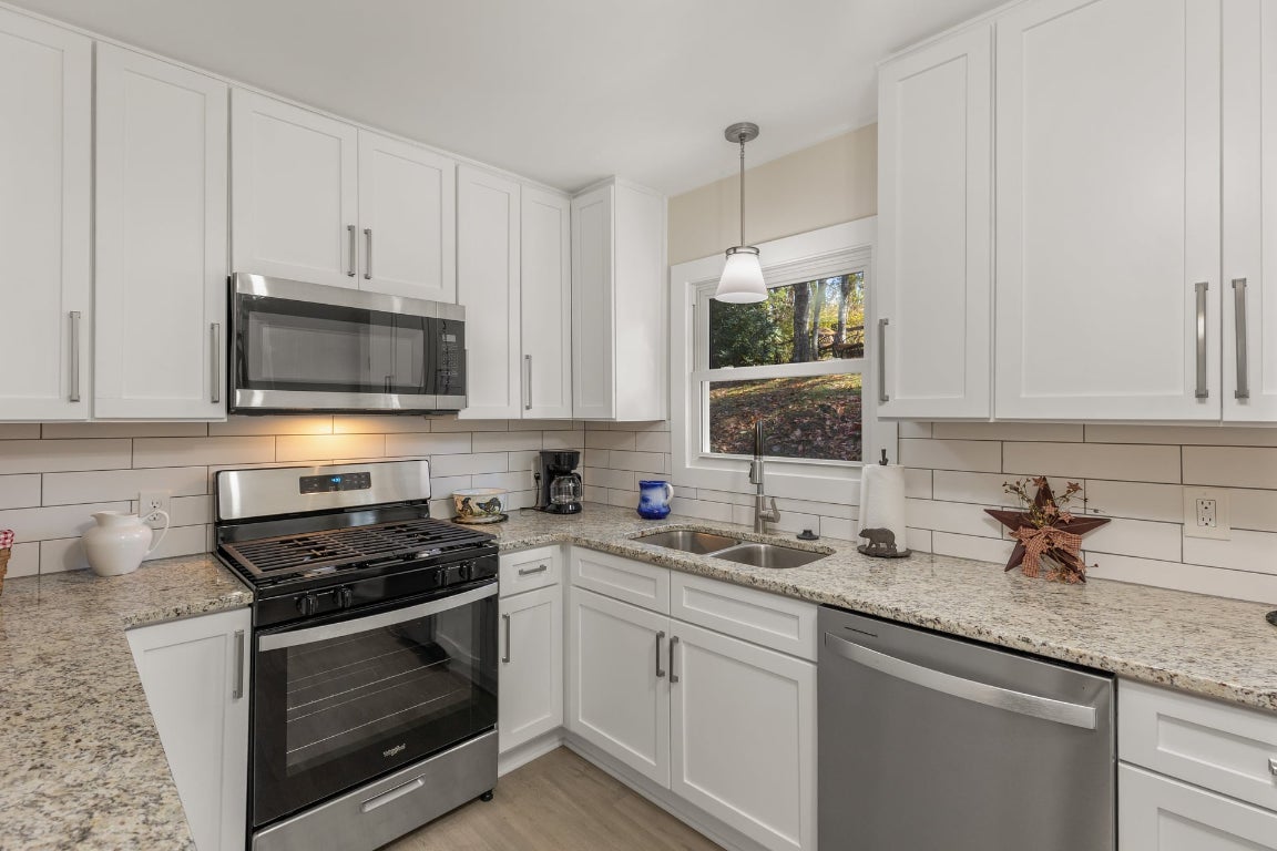 Highlands, North Carolina 28741, United States, 3 Bedrooms Bedrooms, ,2 BathroomsBathrooms,Residential,Active,238773