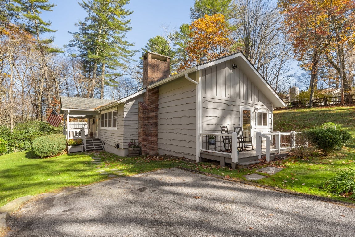 Highlands, North Carolina 28741, United States, 3 Bedrooms Bedrooms, ,2 BathroomsBathrooms,Residential,Active,238773