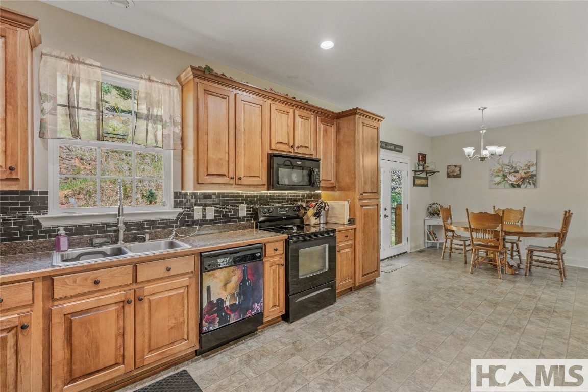 Cullowhee, North Carolina 28723, United States, 3 Bedrooms Bedrooms, ,3 BathroomsBathrooms,Residential,Active,189518