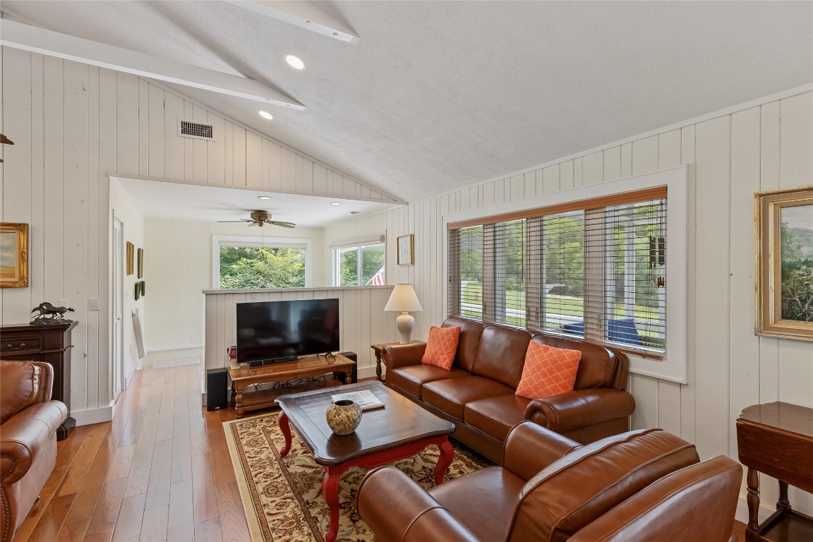 Highlands, North Carolina 28741, United States, 3 Bedrooms Bedrooms, ,4 BathroomsBathrooms,Residential,Active,143976