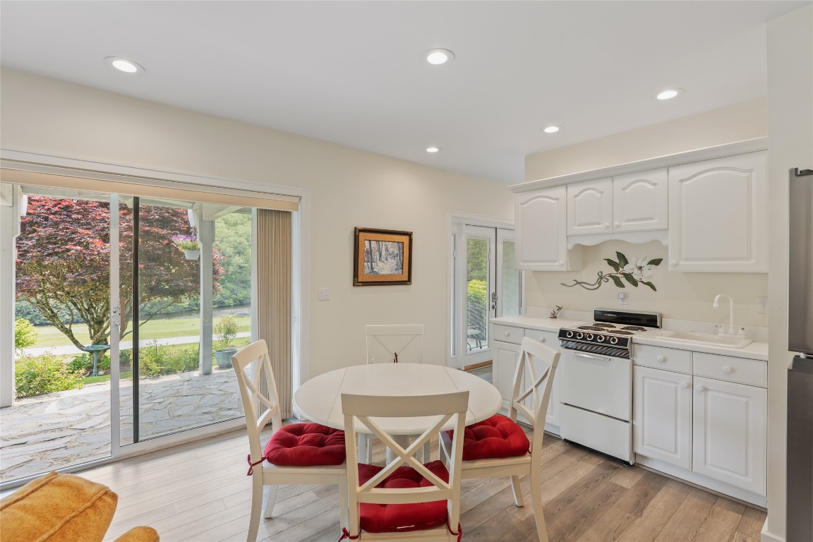 Highlands, North Carolina 28741, United States, 3 Bedrooms Bedrooms, ,4 BathroomsBathrooms,Residential,Active,143976