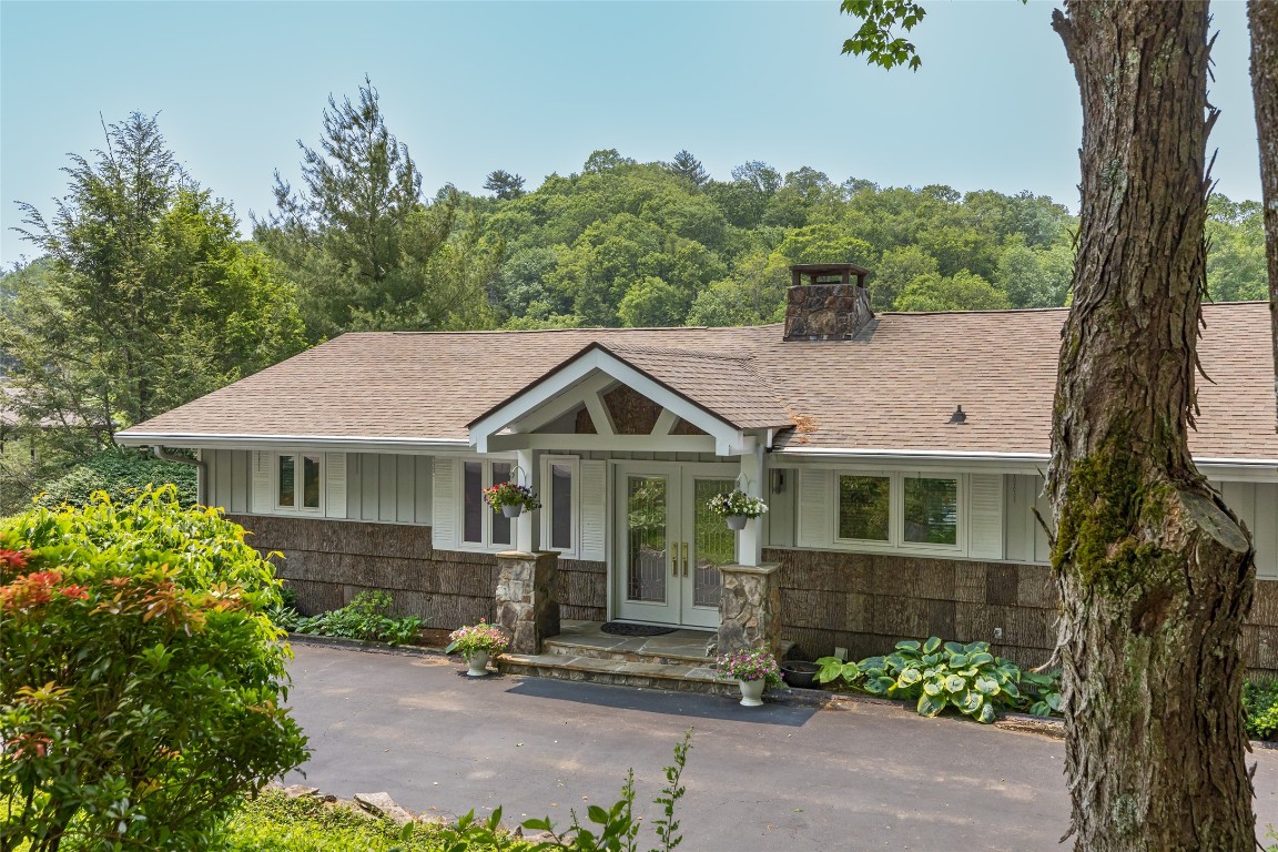 Highlands, North Carolina 28741, United States, 3 Bedrooms Bedrooms, ,4 BathroomsBathrooms,Residential,Active,143976