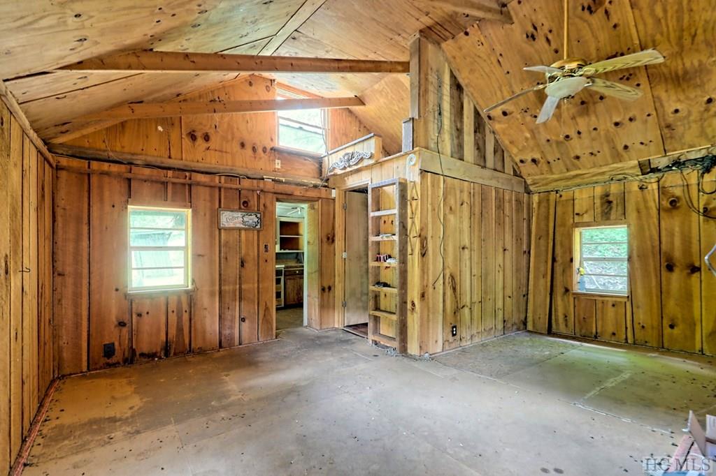 Otto, North Carolina 28763, United States, 2 Bedrooms Bedrooms, ,2 BathroomsBathrooms,Residential,Pending,129611