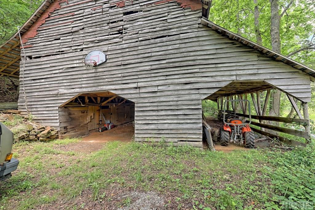 Otto, North Carolina 28763, United States, 2 Bedrooms Bedrooms, ,2 BathroomsBathrooms,Residential,Pending,129611