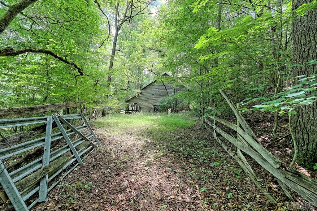 Otto, North Carolina 28763, United States, 2 Bedrooms Bedrooms, ,2 BathroomsBathrooms,Residential,Pending,129611