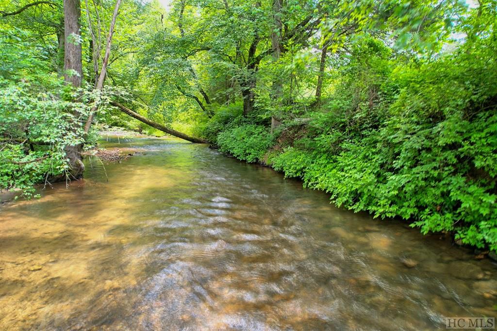 Otto, North Carolina 28763, United States, 2 Bedrooms Bedrooms, ,2 BathroomsBathrooms,Residential,Pending,129611