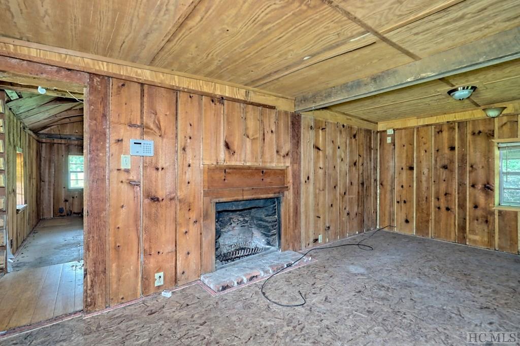 Otto, North Carolina 28763, United States, 2 Bedrooms Bedrooms, ,2 BathroomsBathrooms,Residential,Pending,129611