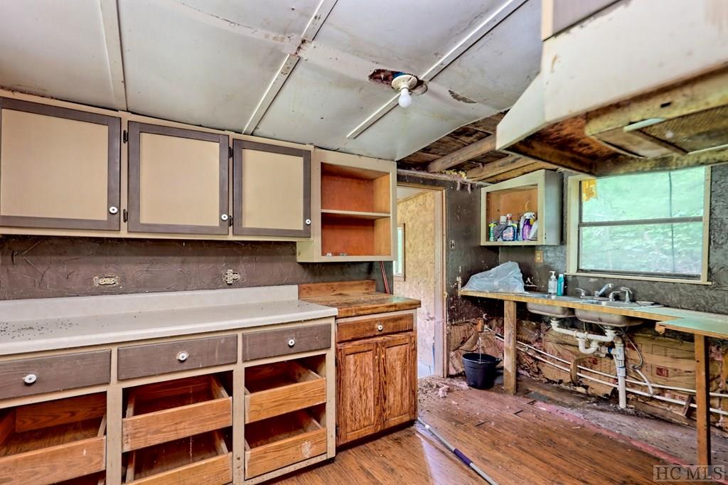 Otto, North Carolina 28763, United States, 2 Bedrooms Bedrooms, ,2 BathroomsBathrooms,Residential,Pending,129611