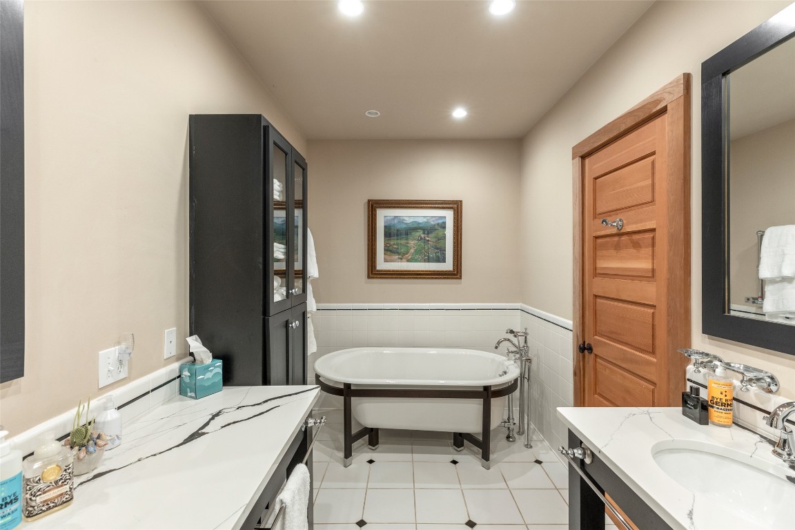 Highlands, North Carolina 28741, United States, 4 Bedrooms Bedrooms, ,5 BathroomsBathrooms,Residential,Active,191280