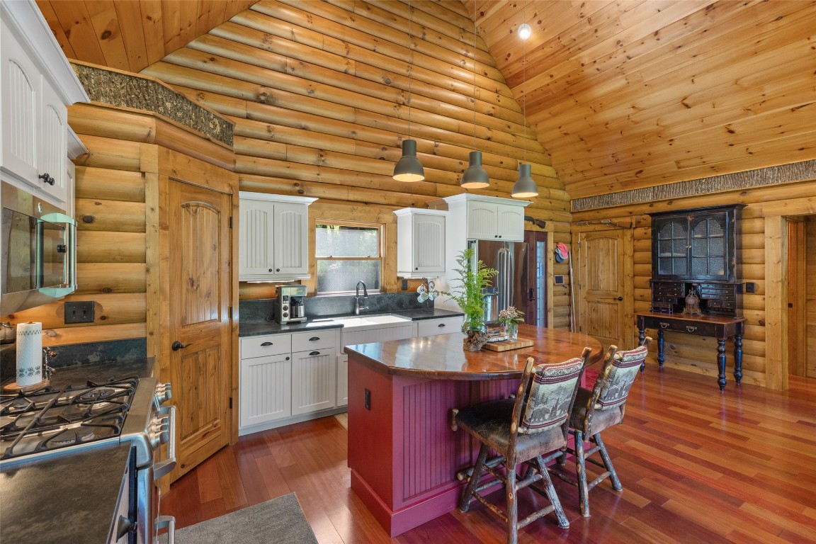 Highlands, North Carolina 28741, United States, 3 Bedrooms Bedrooms, ,3 BathroomsBathrooms,Residential,Active,139854