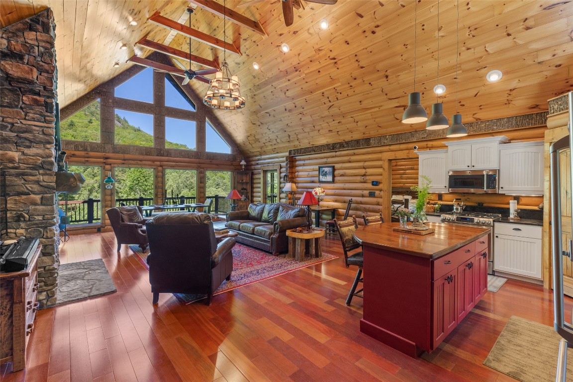 Highlands, North Carolina 28741, United States, 3 Bedrooms Bedrooms, ,3 BathroomsBathrooms,Residential,Active,139854