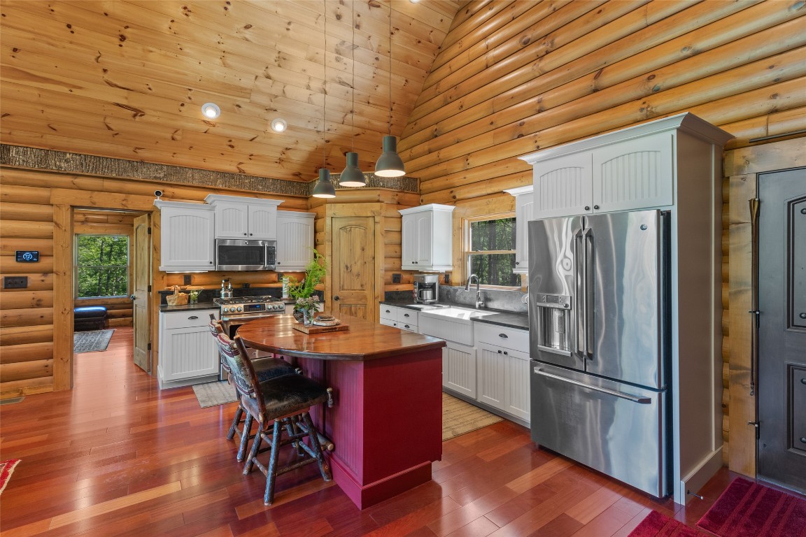 Highlands, North Carolina 28741, United States, 3 Bedrooms Bedrooms, ,3 BathroomsBathrooms,Residential,Active,139854