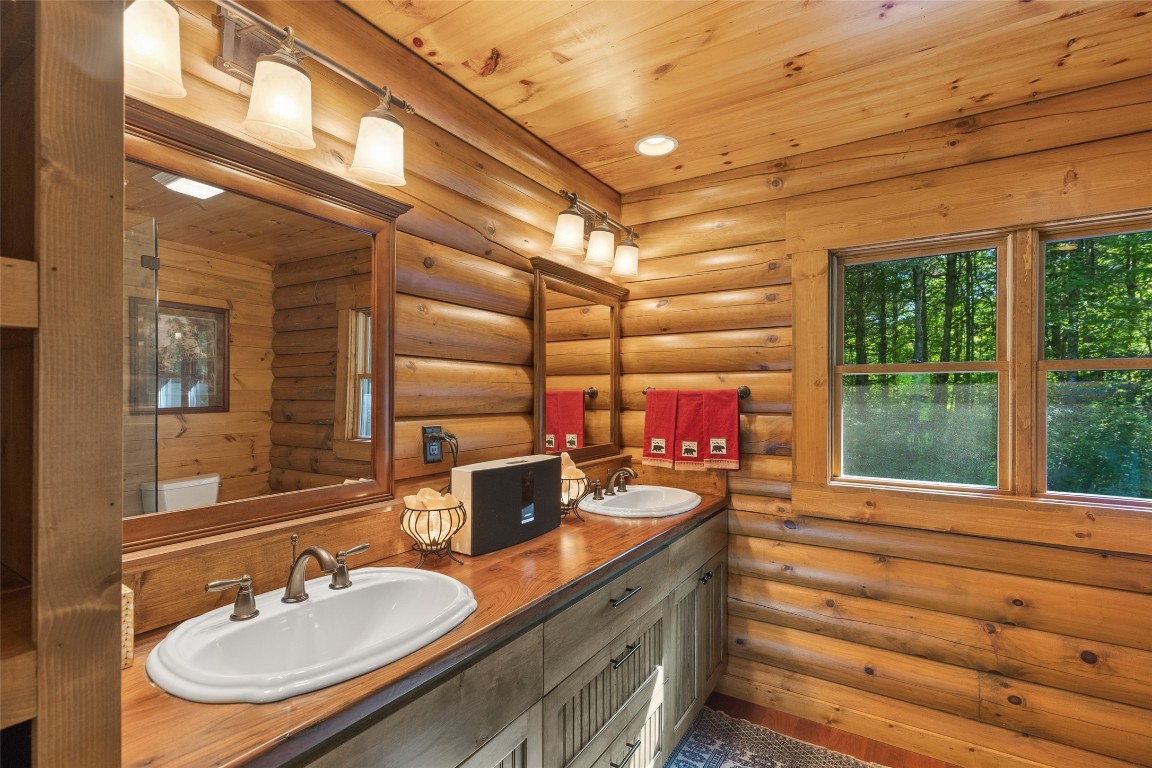 Highlands, North Carolina 28741, United States, 3 Bedrooms Bedrooms, ,3 BathroomsBathrooms,Residential,Active,139854