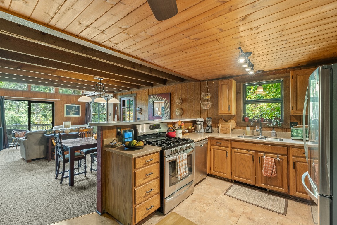 Highlands, North Carolina 28741, United States, 2 Bedrooms Bedrooms, ,2 BathroomsBathrooms,Residential,Active,171872