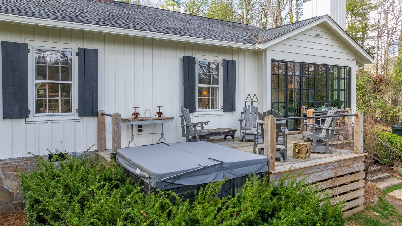 Highlands, North Carolina 28741, United States, 4 Bedrooms Bedrooms, ,4 BathroomsBathrooms,Residential,Pending,159890