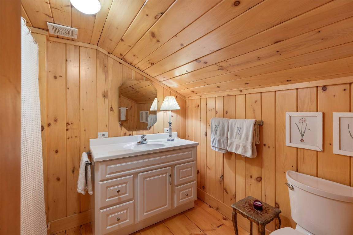 Highlands, North Carolina 28741, United States, 4 Bedrooms Bedrooms, ,4 BathroomsBathrooms,Residential,Pending,159890