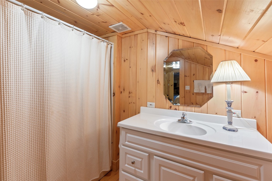 Highlands, North Carolina 28741, United States, 4 Bedrooms Bedrooms, ,4 BathroomsBathrooms,Residential,Pending,159890