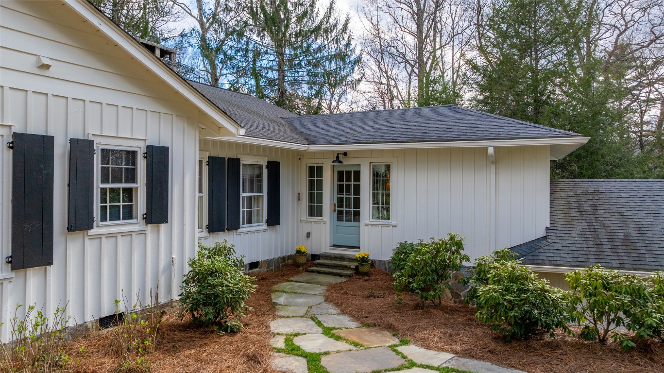 Highlands, North Carolina 28741, United States, 4 Bedrooms Bedrooms, ,4 BathroomsBathrooms,Residential,Pending,159890