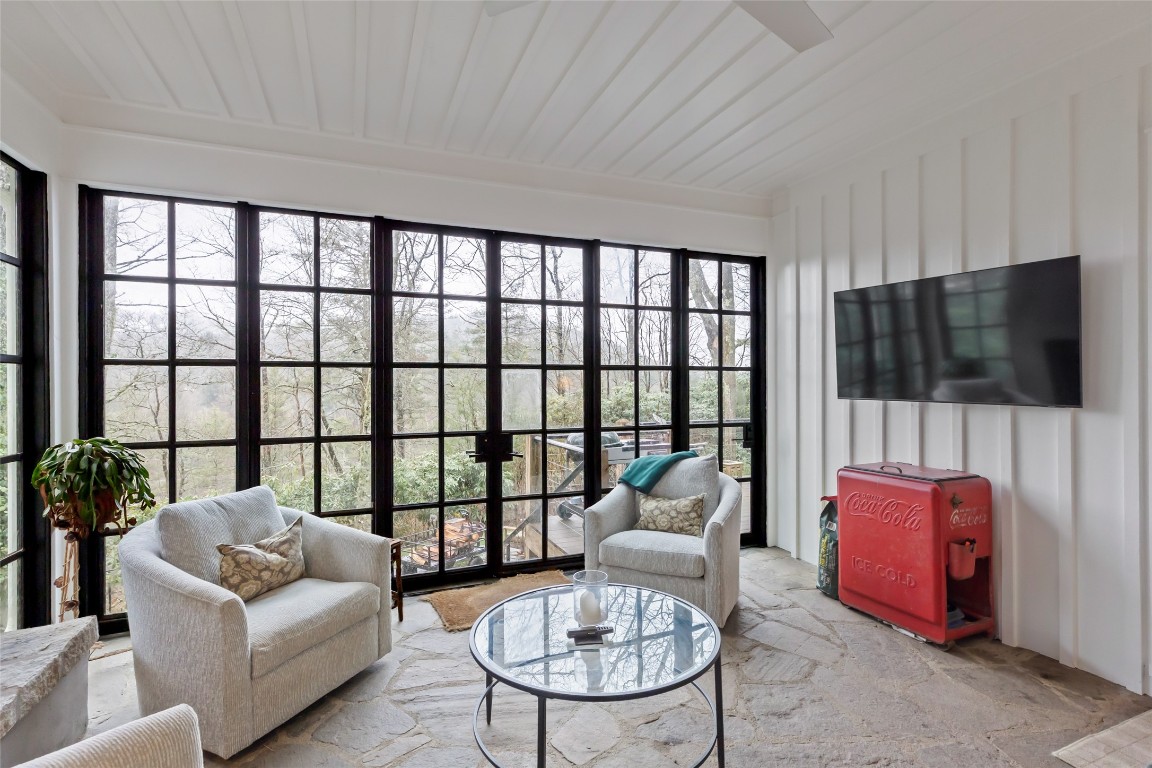 Highlands, North Carolina 28741, United States, 4 Bedrooms Bedrooms, ,4 BathroomsBathrooms,Residential,Pending,159890