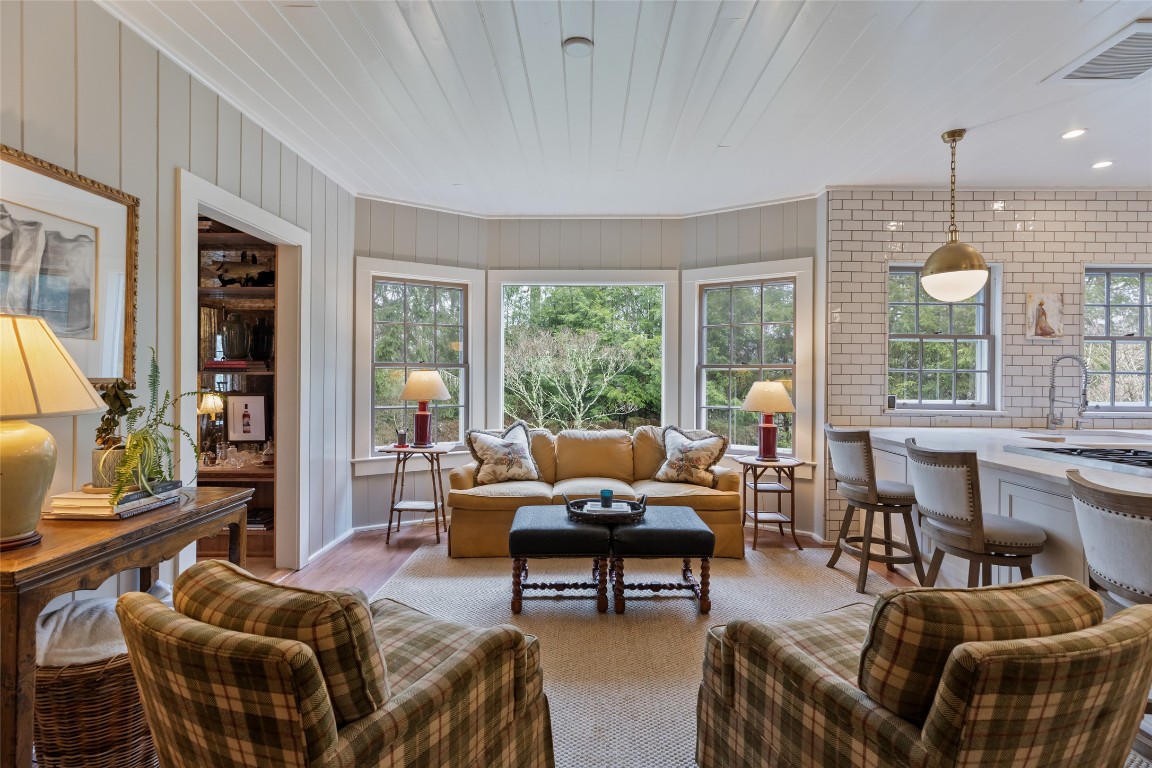 Highlands, North Carolina 28741, United States, 4 Bedrooms Bedrooms, ,4 BathroomsBathrooms,Residential,Pending,159890