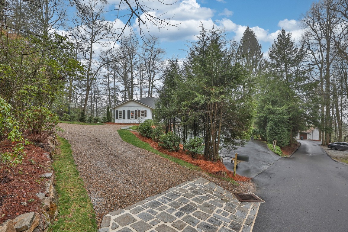 Highlands, North Carolina 28741, United States, 4 Bedrooms Bedrooms, ,4 BathroomsBathrooms,Residential,Pending,159890