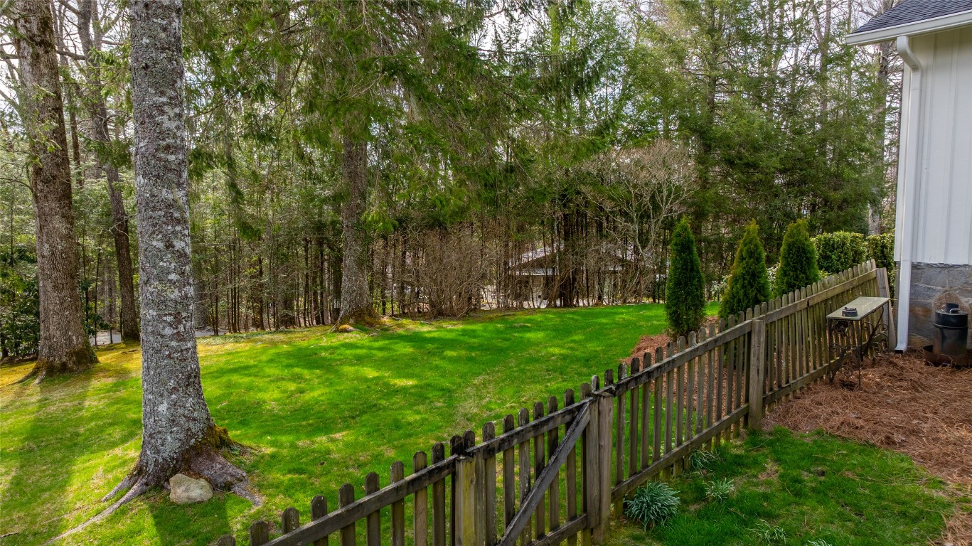 Highlands, North Carolina 28741, United States, 4 Bedrooms Bedrooms, ,4 BathroomsBathrooms,Residential,Pending,159890