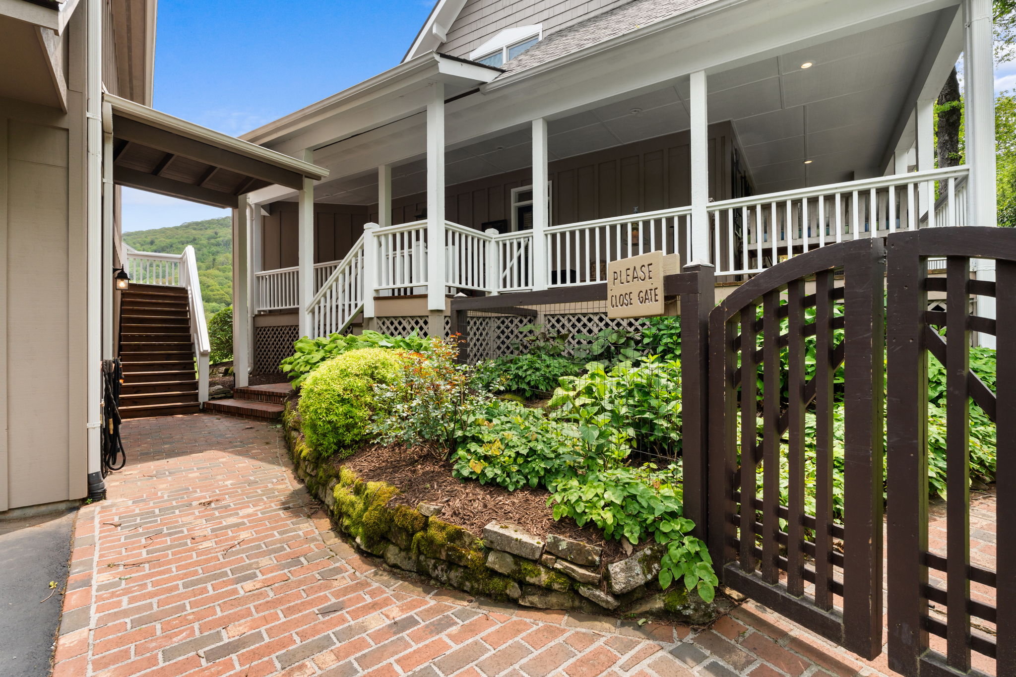 592 Whiteside Mountain Road