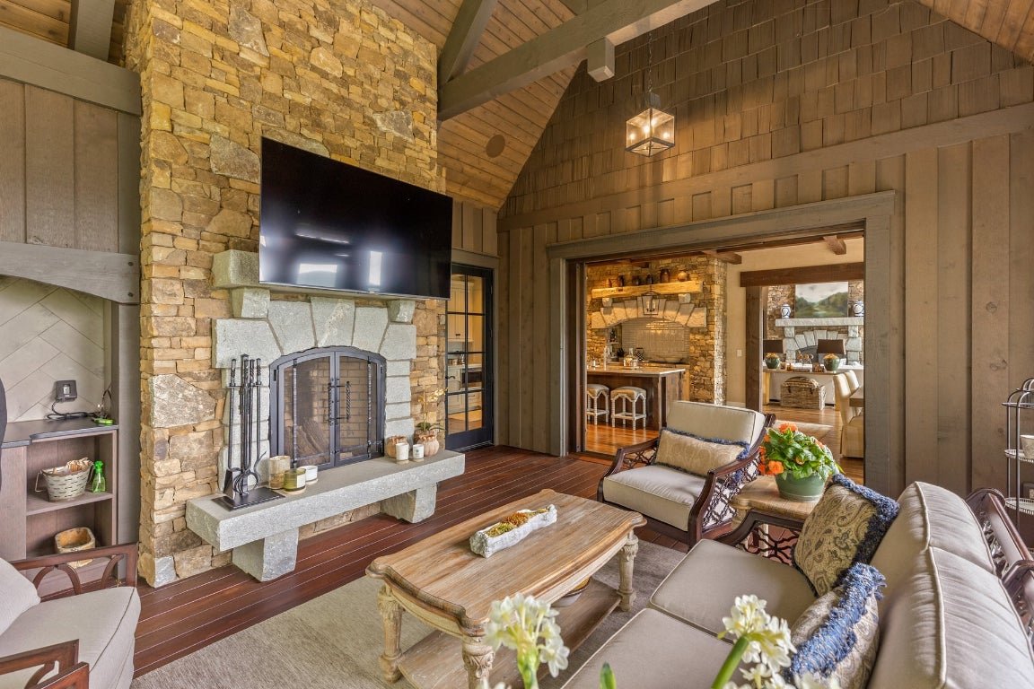 Glenville, North Carolina 28736, United States, 5 Bedrooms Bedrooms, ,6 BathroomsBathrooms,Residential,Active,201348