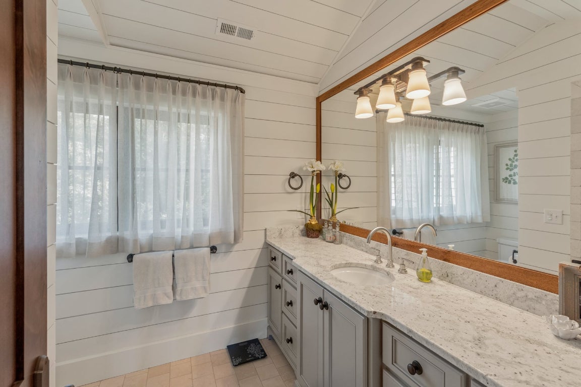 Glenville, North Carolina 28736, United States, 5 Bedrooms Bedrooms, ,6 BathroomsBathrooms,Residential,Active,201348